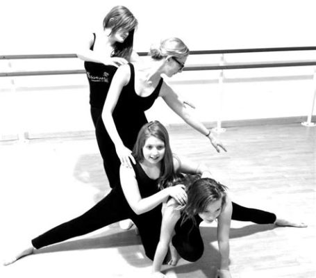 What Is a Dance Company: Exploring the Essence of Dance Troupe